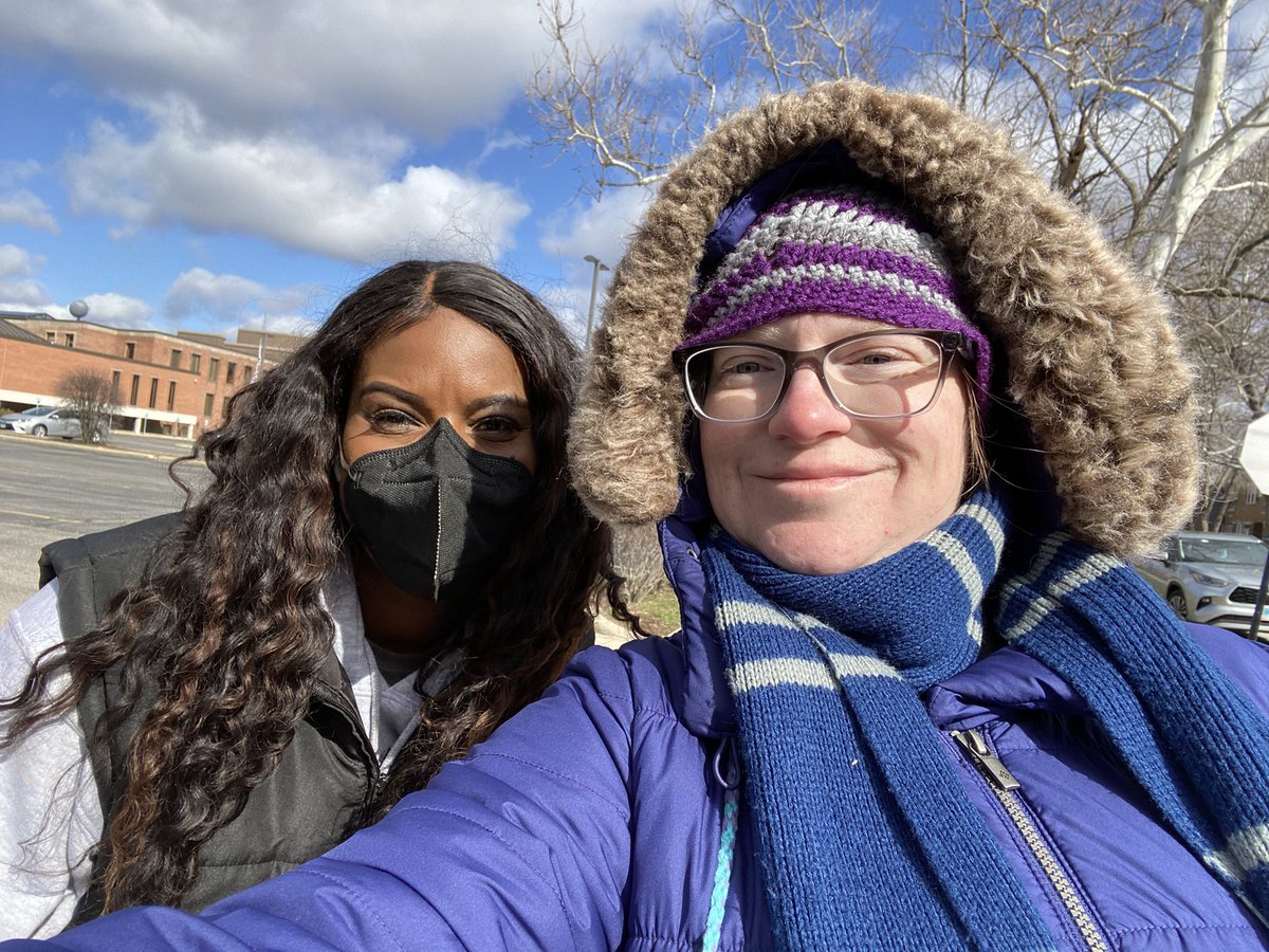 Miclelle's tweet photo. We had some special guests on the line already! @stacydavisgates stopped by to show her #solidarity. #ctu are the best! We love seeing their union garb when they stop by to say hello! #IStandWithIBEW #IBEWLocal1220 #UnionStrong #UnionsForAll #teachers #Strike #WorkersUnite https://t.co/O9no25rDhL