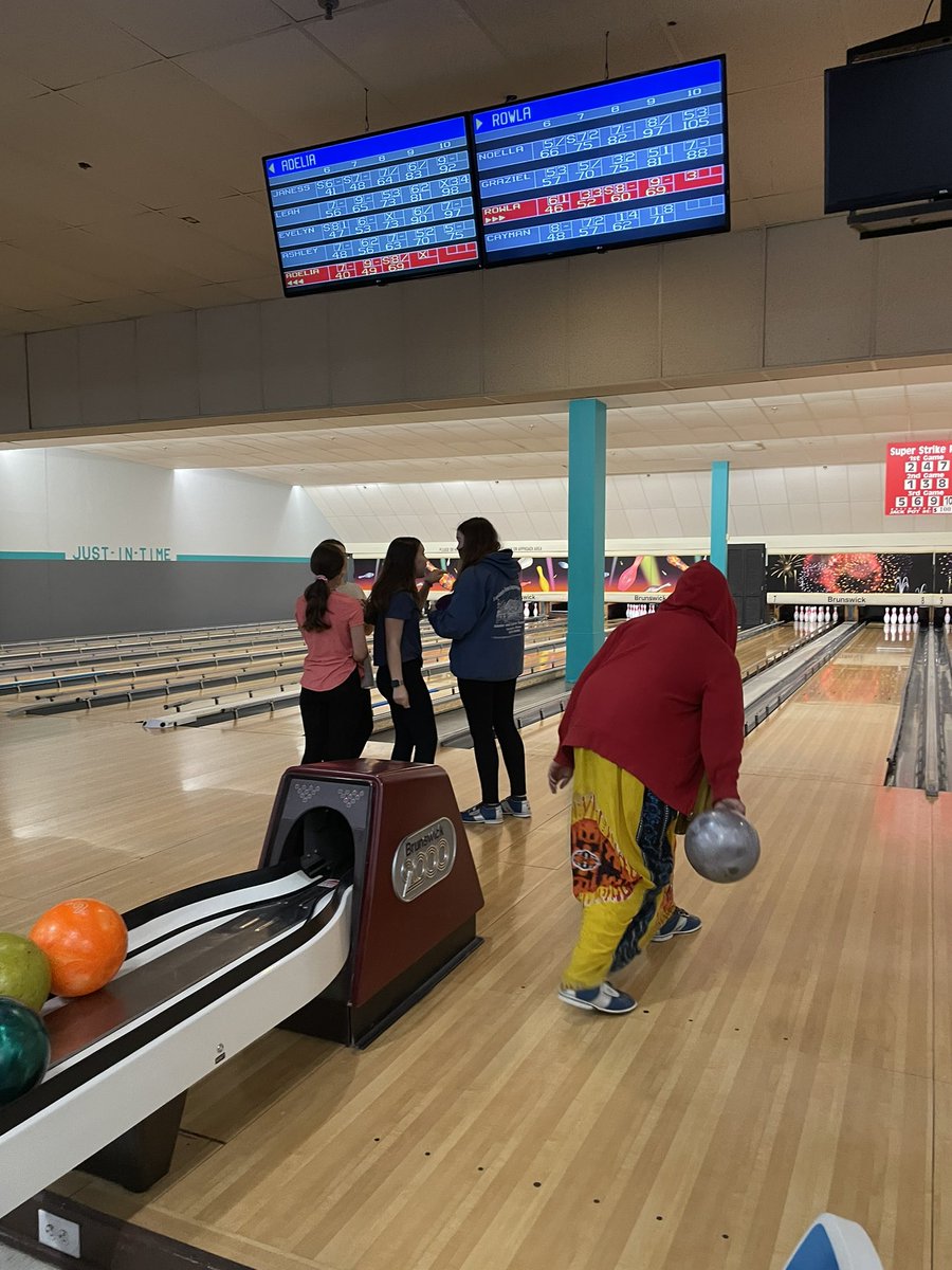GeigerGators's tweet image. 6th grade bowling HOW reward!! So fun!