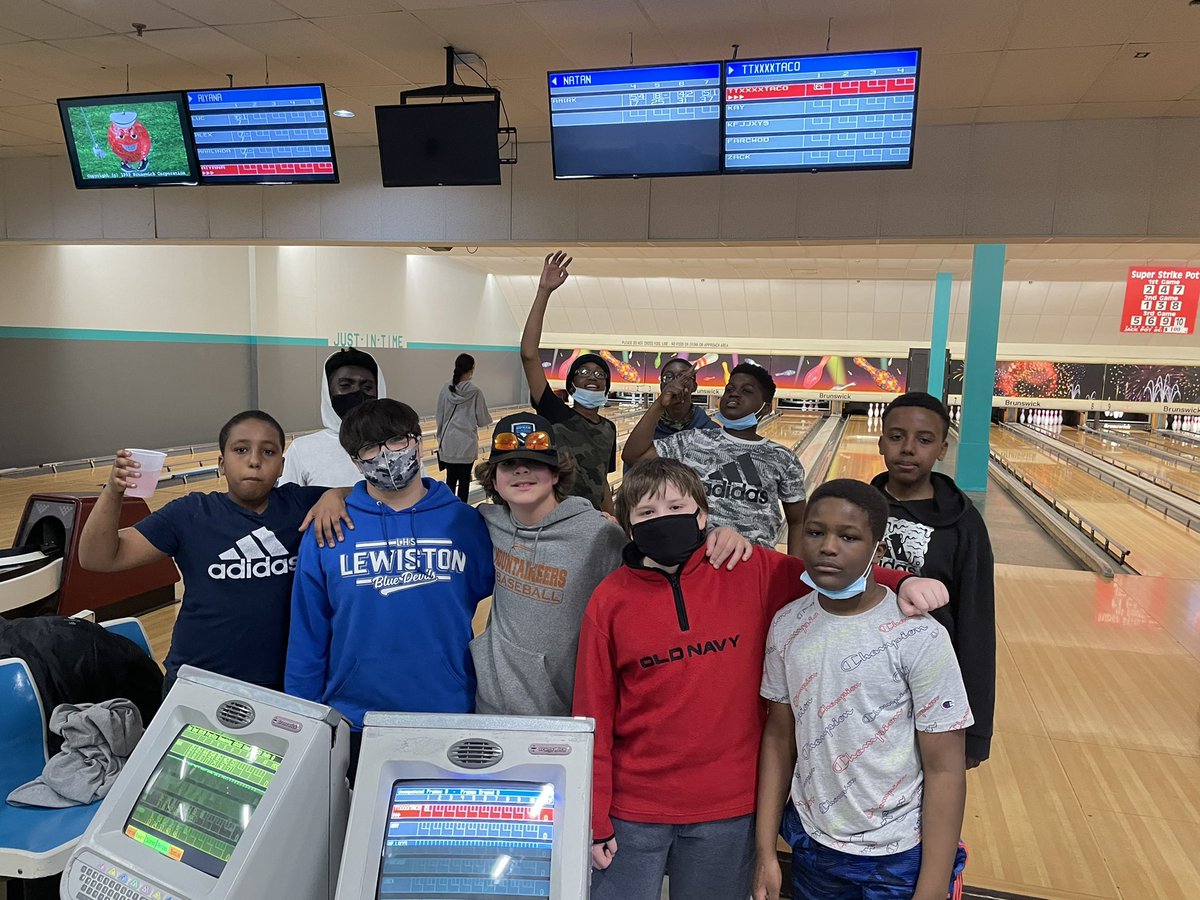 GeigerGators's tweet image. 6th grade bowling HOW reward!! So fun!