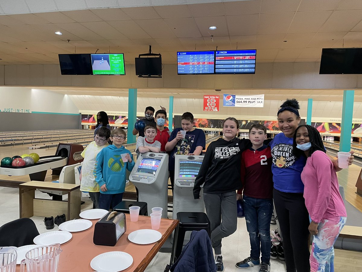 GeigerGators's tweet image. 6th grade bowling HOW reward!! So fun!