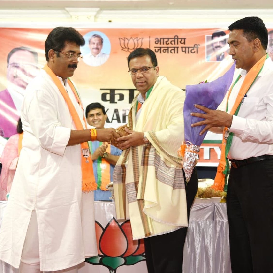 visrane's tweet photo. Felicitated at the hands of Hon'ble Chief Minister Dr. Pramod Sawant and BJP State President Shri Sadanand Shet Tanavade for the stupendous victory in #GoaElection2022 from Valpoi Constituency.

It is the tireless efforts of our Karyakartas that made the victory possible. https://t.co/38fz87YlBN