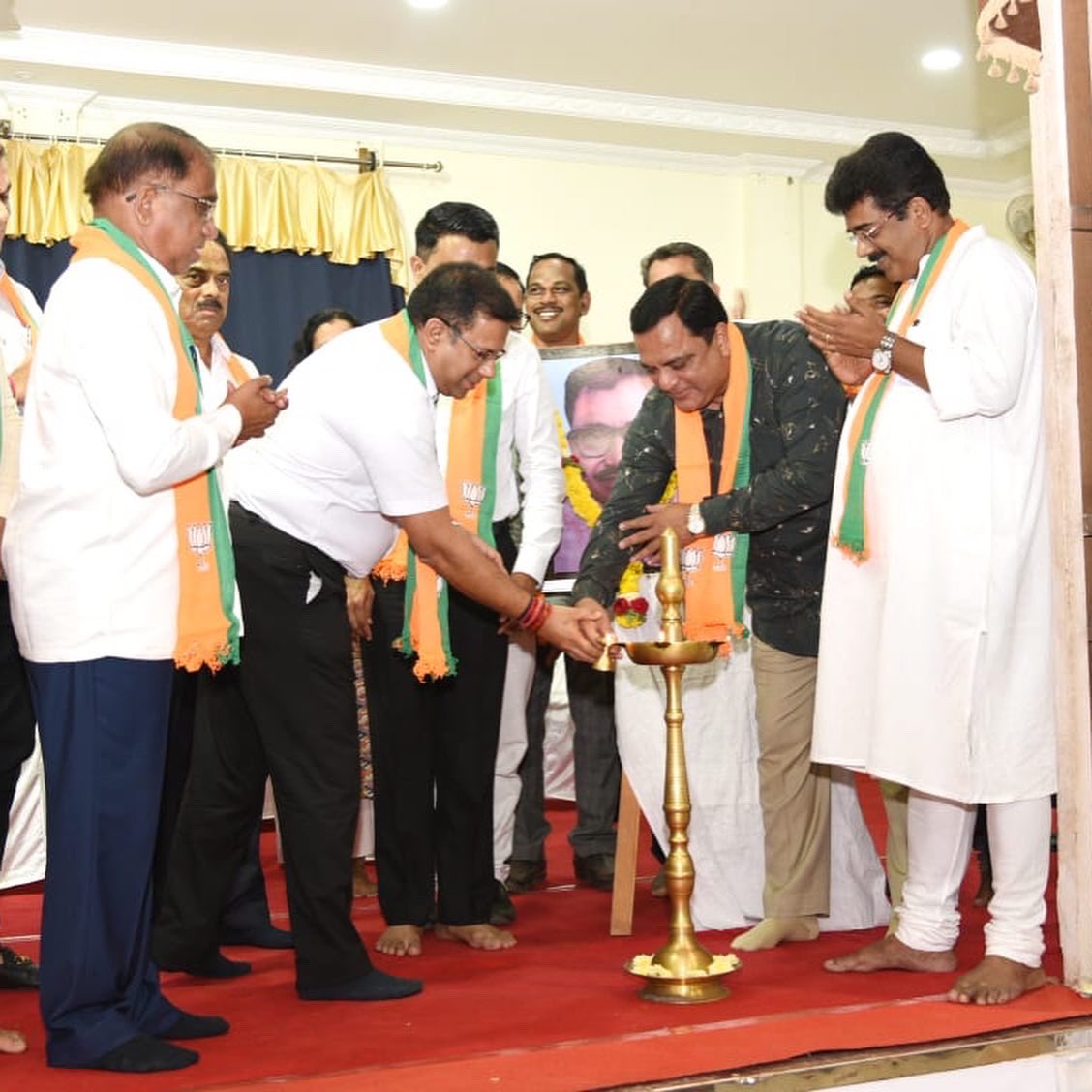 visrane's tweet photo. Felicitated at the hands of Hon'ble Chief Minister Dr. Pramod Sawant and BJP State President Shri Sadanand Shet Tanavade for the stupendous victory in #GoaElection2022 from Valpoi Constituency.

It is the tireless efforts of our Karyakartas that made the victory possible. https://t.co/38fz87YlBN