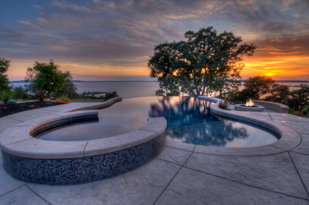 pools_pinnacle's tweet photo. POV: watching the sunset in your pool 😍
.
.
. 
#pinnaclepoolsandspas #pinnaclepoolservice #readysetswim #home #poolbuilder #pool #swimmingpool #weekends #poolsofinstagram #poollife https://t.co/oeP330r6MG