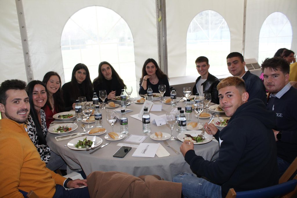 Alumnos_CAV's tweet photo. Los alumnos egresados, @AlvaroEsgueva y @Alejandrartero8, comen con los alumnos del Grado en #ComunicaciónAudiovisual y #NuevosMedios para hablarles, junto a los profesores del grado, de su experiencia en el mundo laboral ¡Gracias! 👏🏻👏🏻 https://t.co/Nslx9zSHF2