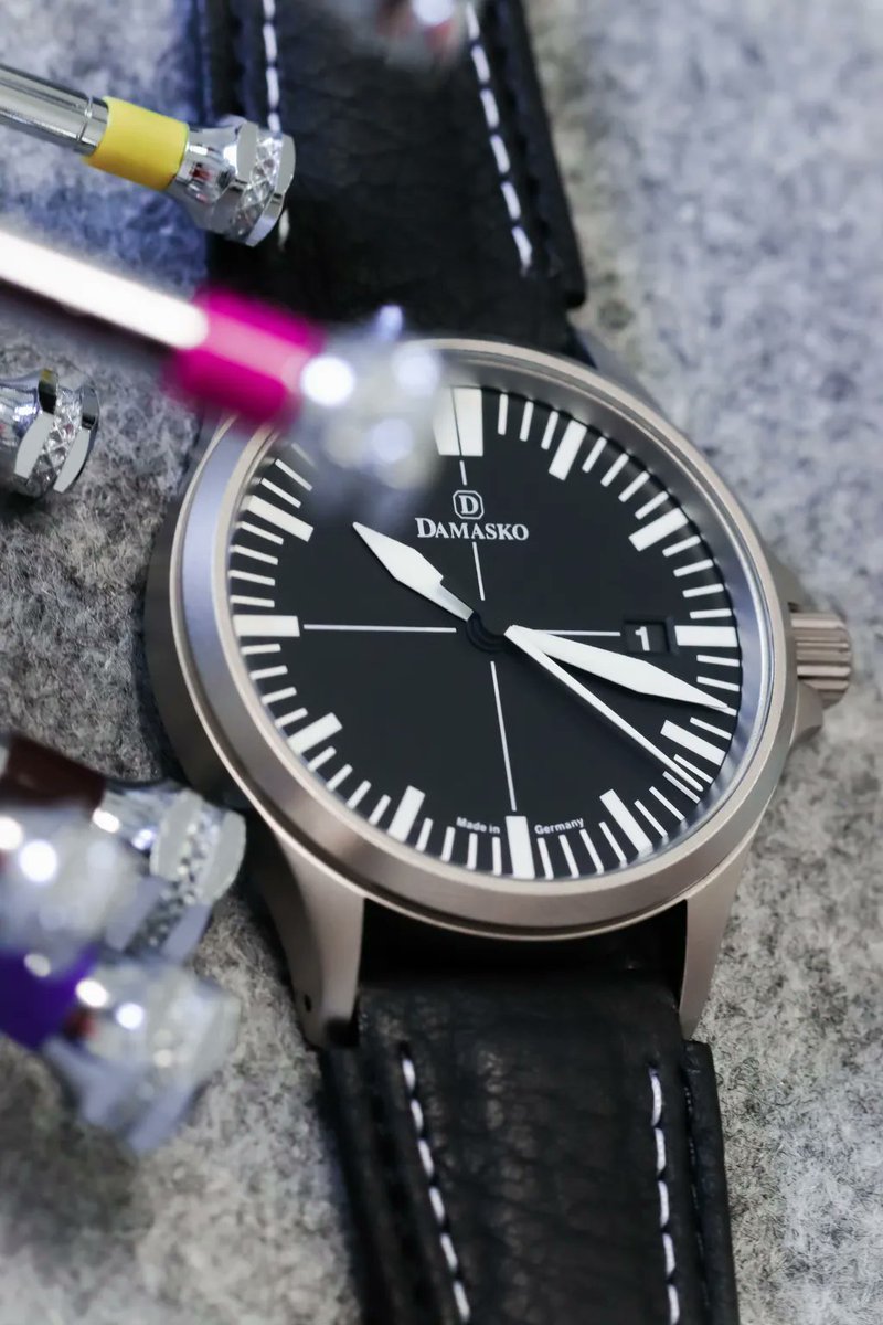 DAMASKO_watches's tweet photo. The DK32 with our most diverse watchmaker's screwdrivers and black leather strap with double stitching in white and black.
#damasko #damaskowatches #uhrenmanufaktur #watchmanufactury #dk3X #dk32 #A26 #A26-X #watch #watches #datumsanzeige #date #firstofapril #uhrmacherwerkzeug https://t.co/rZkJbfanEk