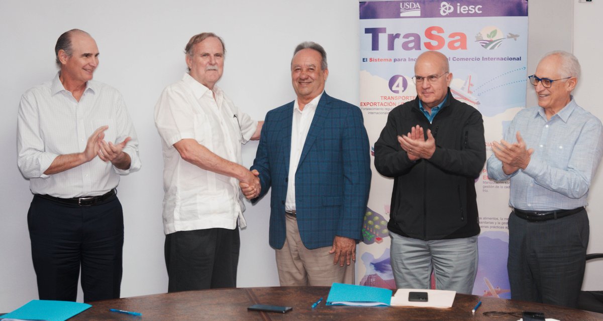 IESC1964's tweet photo. IESC’s USDA-funded #TraSa Project signed an agreement with strategic partner #CEDAF to build the capacity of agricultural producers and exporting companies in compliance with national and international SPS standards through farmer field schools. #ProyectoTradeSafe @proyectotrasa https://t.co/6HwhNJFrJv