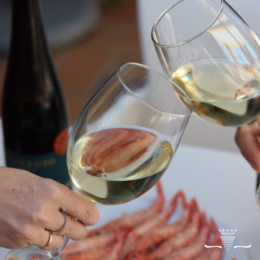 ¡Por fin está aquí el viernes! 🙌

Date el privilegio de brindar con una buena copa de vino de nuestras mejores cosechas 🥂

¿Con quién brindarías hoy? 🤔

#bodegasprivilegiodelcondado #vinoblanco #vinosdelcondadodehuelva #vinosdehuelva #vinosandaluces