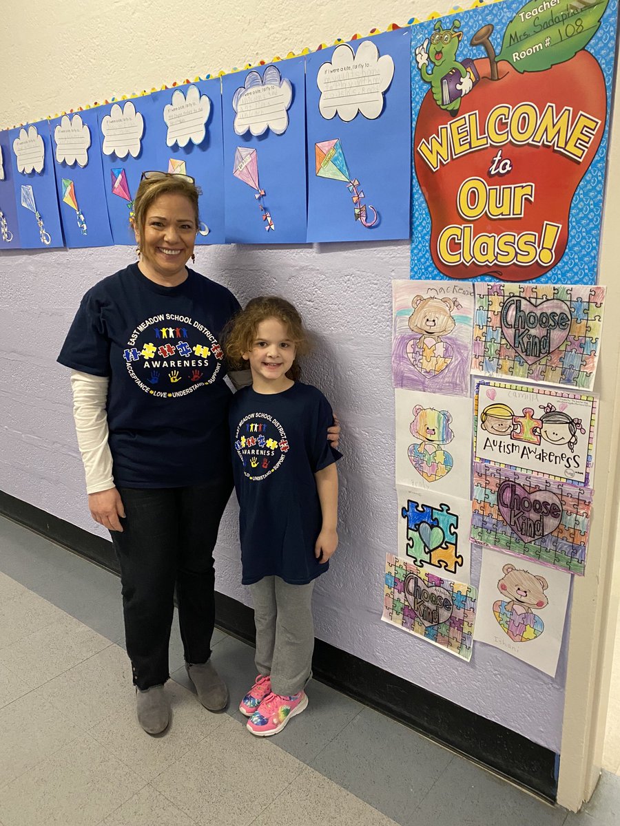 Showing our support for Autism Awareness Month💙 ⁦<a href="/BGreenSchool/">Bowling Green School</a>⁩ ⁦<a href="/emeadowschools/">East Meadow Schools</a>⁩