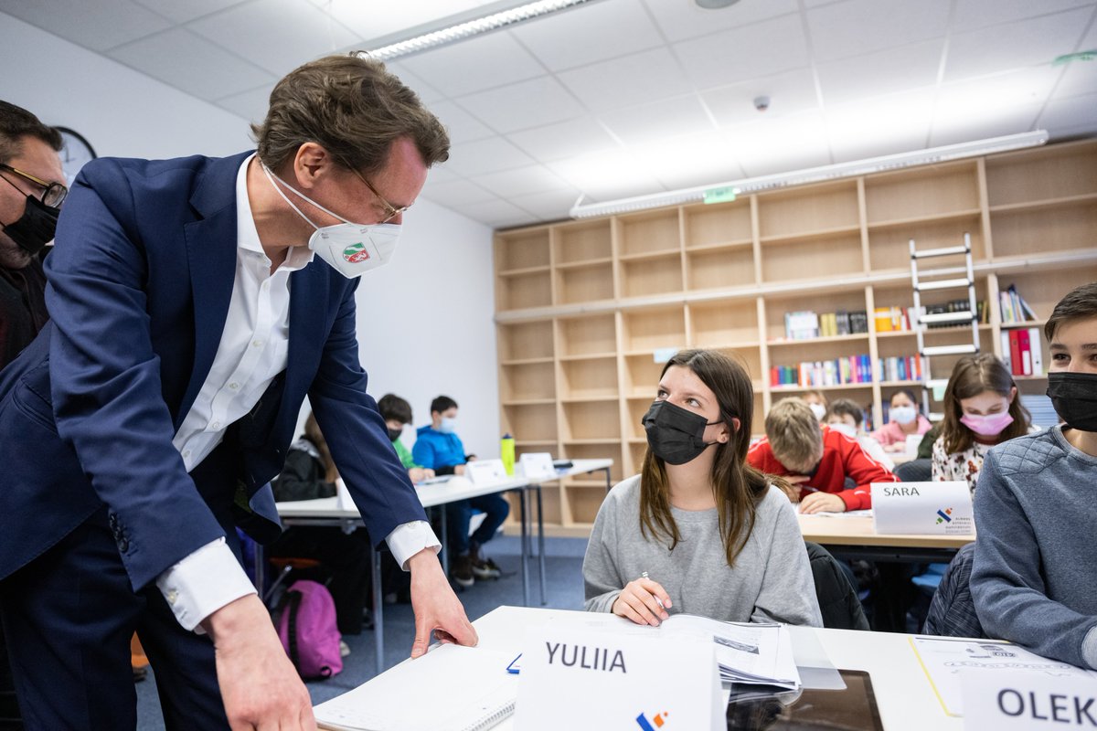 landnrw's tweet photo. MP @HendrikWuest besuchte heute das Albert-Einstein-Gymnasium in Düsseldorf. Auf die Schule gehen fast nur Kinder und Jugendliche mit ukrainischer oder russischer Migrationsgeschichte. Der MP besuchte auch die neue „Deutschklasse“ für geflüchtete Schüler aus der Ukraine. https://t.co/pSzwRV6y4e