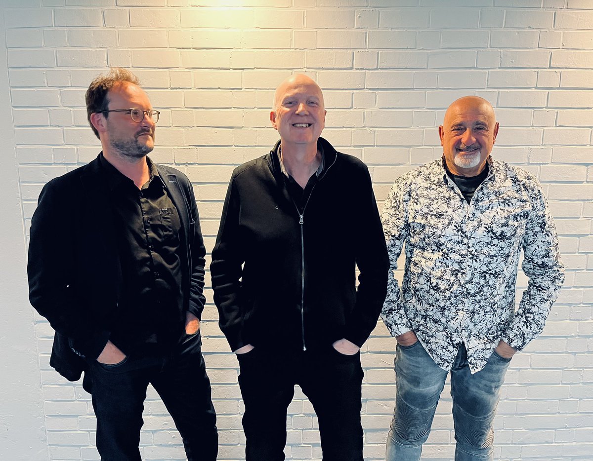 PascClau's tweet image. 📻 DANS QUEL MONDE ON VIT
L’art en temps de guerre avec @wwwjptoussaint et Raphaël Jerusalmy + @Bartholeyns qui écrit à son ami russe Oleg = samedi 10h/21h sur @lapremiere 
@ActesSud @SBrunfaut