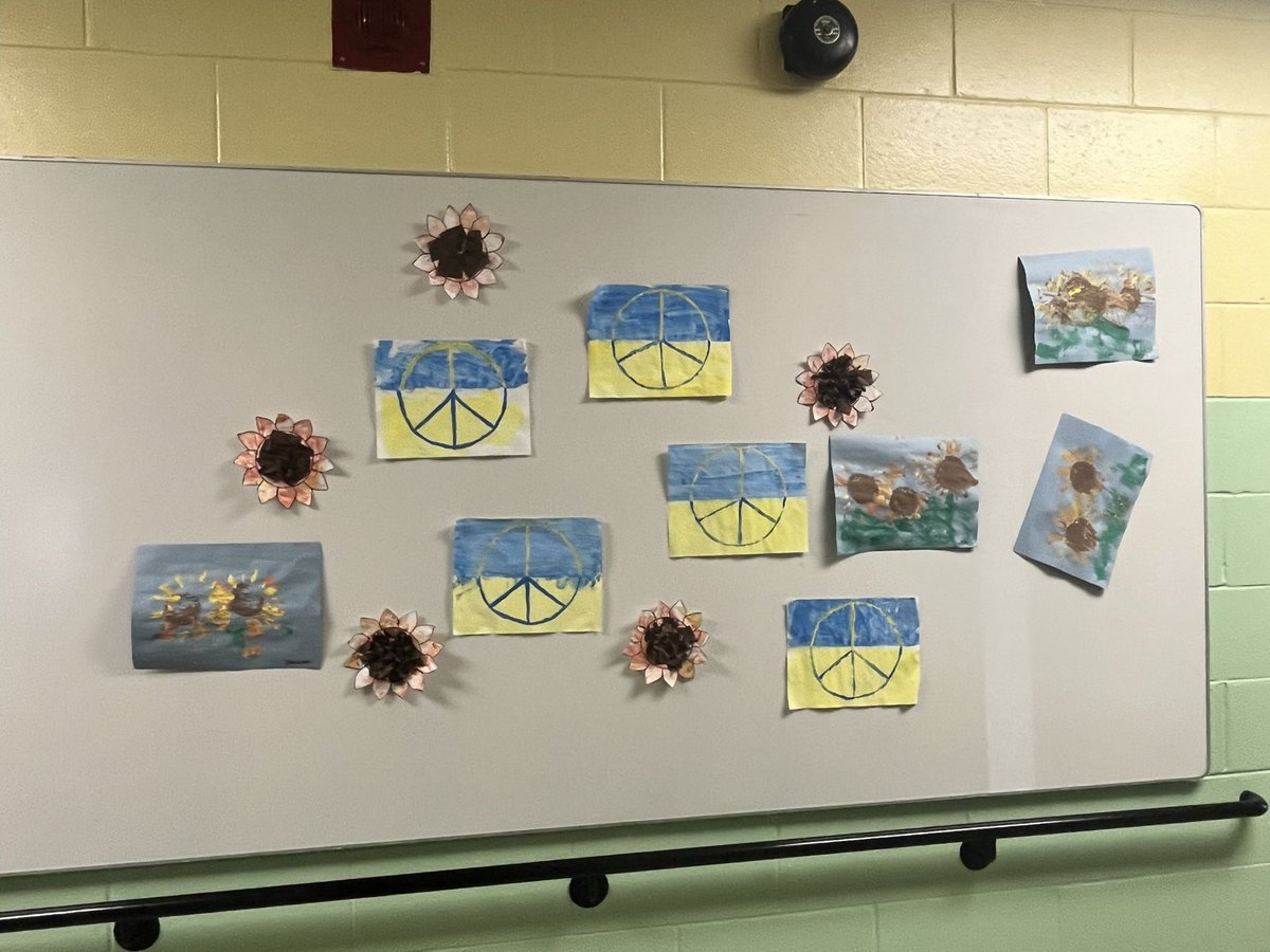 CrystalBayOCDSB's tweet photo. Crystal Bay students have covered our halls with sunflower art to show our support and solidarity with Ukraine 🇺🇦 💛 🌻
@OCDSB #StandingWithUkraine #SpecialEducation https://t.co/lzxdt0vlK7