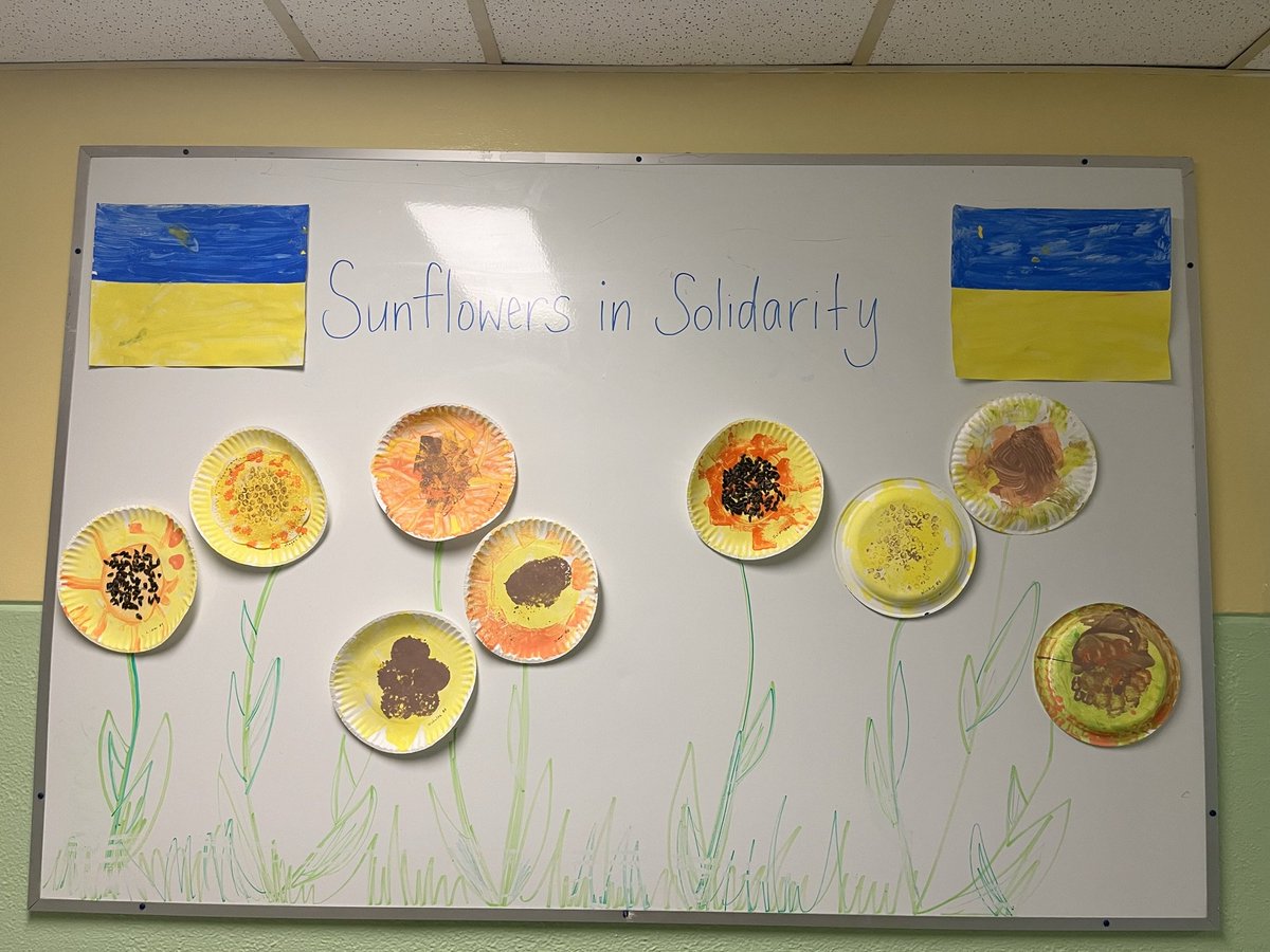 CrystalBayOCDSB's tweet photo. Crystal Bay students have covered our halls with sunflower art to show our support and solidarity with Ukraine 🇺🇦 💛 🌻
@OCDSB #StandingWithUkraine #SpecialEducation https://t.co/lzxdt0vlK7