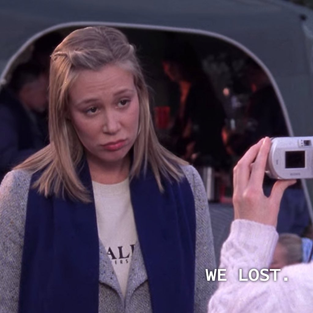 winonaddict's tweet photo. me watching the season 4 finale of gilmore girls when luke &amp; lorelai finally kissed vs me when it immediately goes to rory &amp; dean in bed https://t.co/dLGu7aV3hm