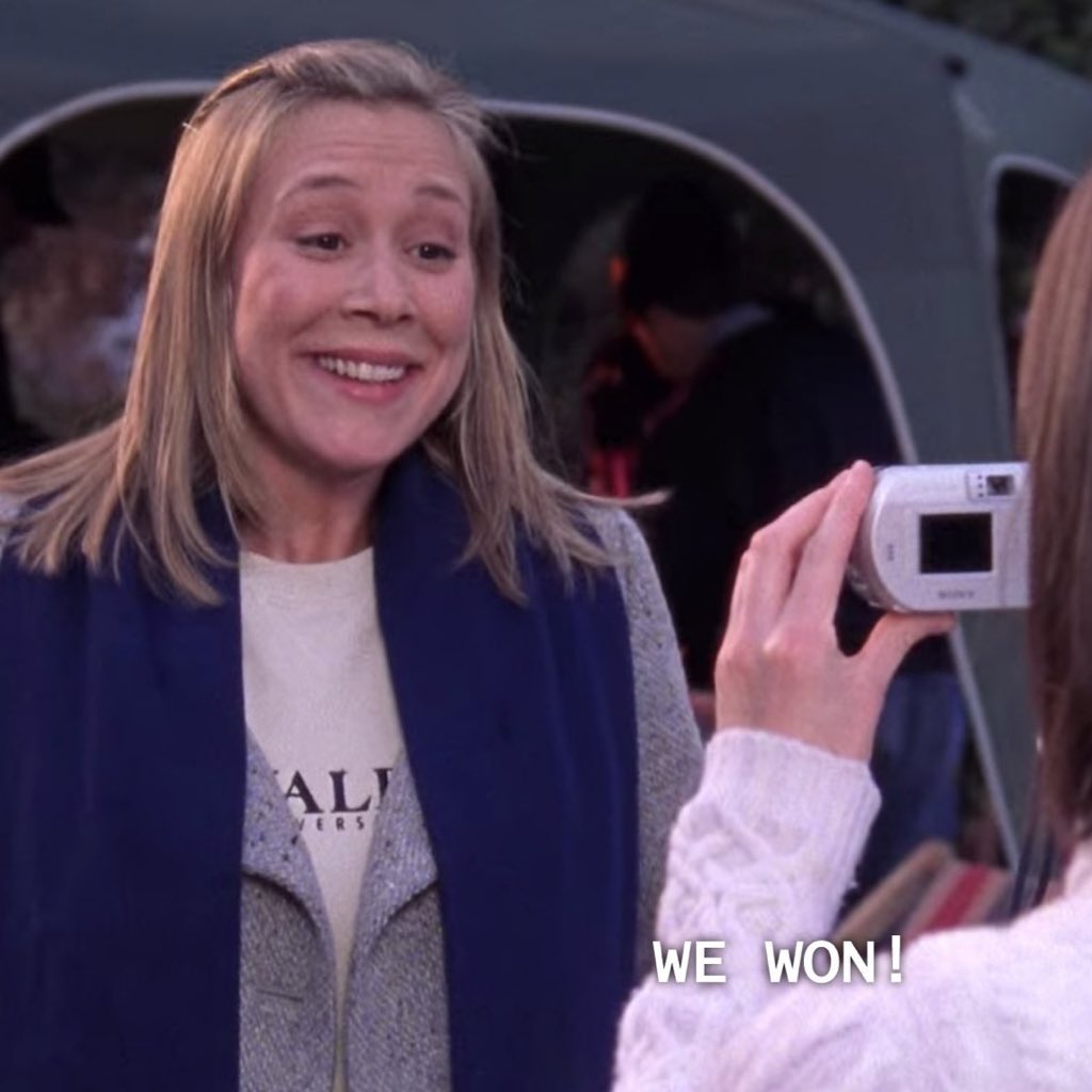 winonaddict's tweet photo. me watching the season 4 finale of gilmore girls when luke &amp; lorelai finally kissed vs me when it immediately goes to rory &amp; dean in bed https://t.co/dLGu7aV3hm