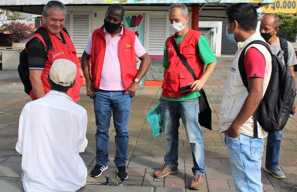 PersoneriaPe's tweet photo. 🏃🏾‍♂️ Nuestros delegados siguen trabajando por toda la ciudad. En las últimas horas 🕑 realizaron un recorrido por Cuba en donde hablaron con los habitantes de la calle y les indicaron cómo podíamos ayudarlos a garantizar sus derechos como ciudadanos 🤗 https://t.co/l3SKlkGd0y