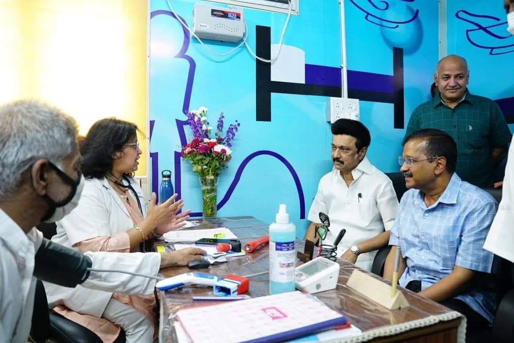 Ashok_In_1's tweet photo. ఇది ఆమ్ ఆద్మీ పార్టీ అధికారులకు ఇచ్చే గౌరవం.
ఇద్దరు ముఖ్యమంత్రులు, డాక్టర్ కూర్చున్నారు, ఉప ముఖ్యమంత్రి నిల్చున్నాడు.
కానీ డాక్టర్ ని నిల్చోబెట్టలేదు. 
మేం(ఆప్) గౌరవించడం నేర్పుతాం. 
రెచ్చగొట్టడం, దూషించడం కాదు.

@ArvindKejriwal @mkstalin @msisodia @doctors_aap https://t.co/6DbYGEHWC0