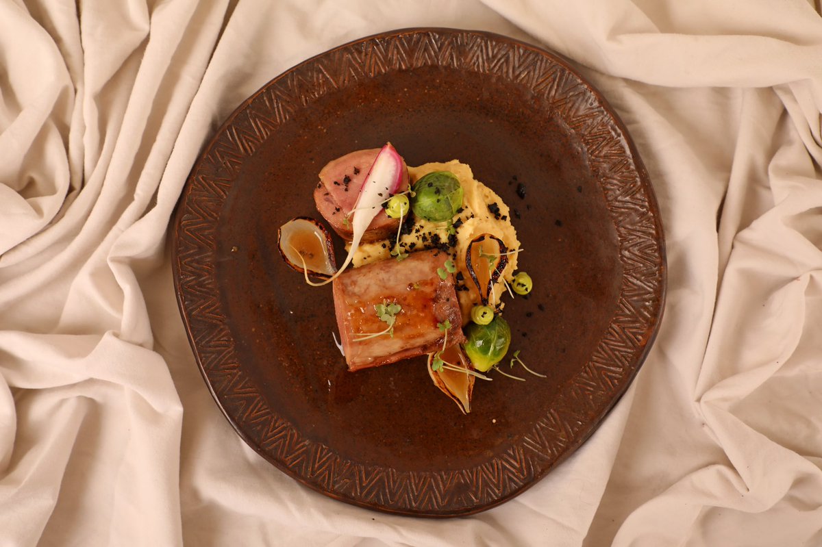 CarnesBilbao's tweet photo. #Cocinamos con este rico #SolomillodeCerdo directo desde nuestros #productos #preparado a la #cerveza  #Solomillo a acompañado de cremoso de garbanzo y #ajonegro 
#RECETA  @Chilegast  por su  #Chef + @la_especieria 
#Ingredientes #carnespremium  Ph: @AnaBValenzuela https://t.co/Nduwih6vZW