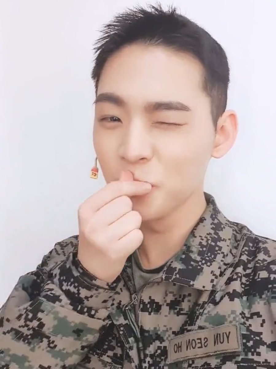 l224boy's tweet photo. @lvfryes 김가루주먹밥도 한입에 넣어버리고십다요.. https://t.co/i1YPLl8Tqx