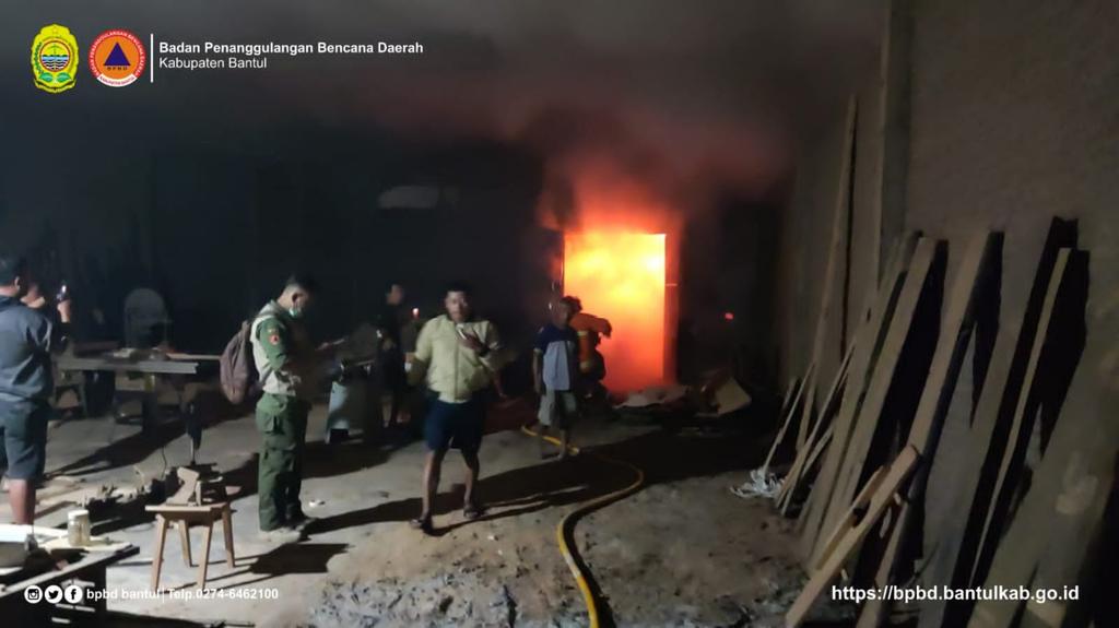 Oven kayu mengalami over heat, pabrik meubel kayu di Jogoragan, Kalurahan Banguntapan, mengalami kebakaran, Jum'at (1/3). Kerusakan ditaksir mencapai 15 Juta Rupiah. Upaya pemadaman dilakukan dengan melibatkan 2 Unit Gajah Merah, yakni dari sektor Banguntapan dan sektor Piyungan.