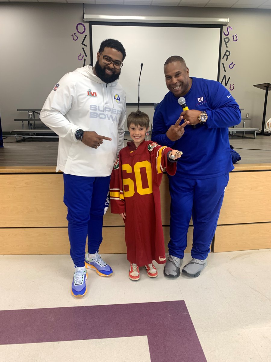 VBSDPointers's tweet photo. Former NFL player Keith Davis continued his District tour this week sharing his inspiring P.U.S.H. (Persevere Until Success Happens) message & giving students the chance to feel like champions!
Read more: https://t.co/mMDGeYijrA
#POINTOutKindness #PointerPride https://t.co/anxRc1bfo2