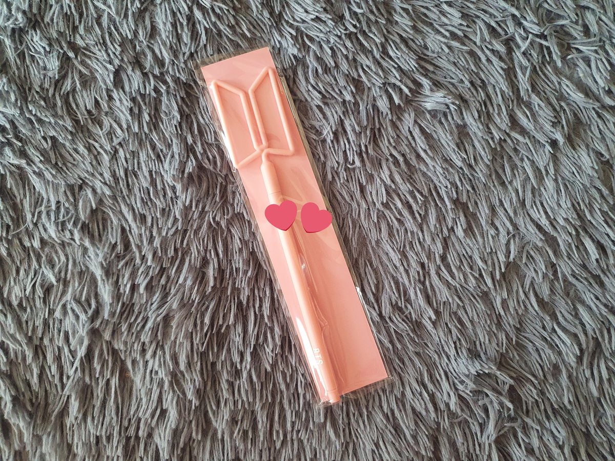 7euphorie's tweet photo. #7euOH
wts lfb ph onhand pls help rt
bts logo pen pink
sealed, never opened/used
lowered price bec items come from japan fortune box

original price: 7,000 krw
my price: 230 https://t.co/Qw7TVEHX9L