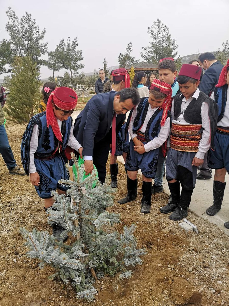 kalemem20's tweet photo. "Çevre Dostu 1000 Okul Projesi' kapsamında, @k_sehit okulumuzun  bahçesine  Sayın Kaymakamız @AbdulkadrSahn ,Belediye Başkanımız @msalihsaginc ,İlçe jandarma Komutanımız Ferdi Çidir,Tavas ve Kale Orman Şeflerimiz ile birlikte ağaç dikildi.
@ekicis20 
@h_basgun 
@YTEMEL3 
@20zgi https://t.co/0LdNMvOKpU