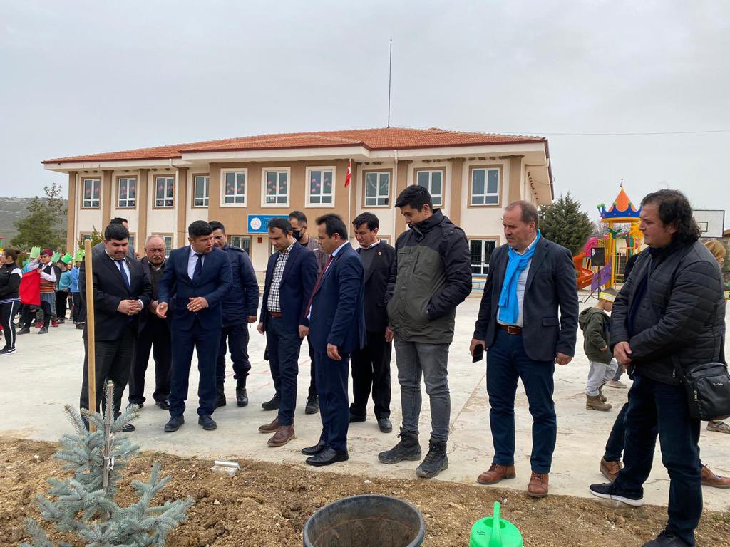 kalemem20's tweet photo. "Çevre Dostu 1000 Okul Projesi' kapsamında, @k_sehit okulumuzun  bahçesine  Sayın Kaymakamız @AbdulkadrSahn ,Belediye Başkanımız @msalihsaginc ,İlçe jandarma Komutanımız Ferdi Çidir,Tavas ve Kale Orman Şeflerimiz ile birlikte ağaç dikildi.
@ekicis20 
@h_basgun 
@YTEMEL3 
@20zgi https://t.co/0LdNMvOKpU