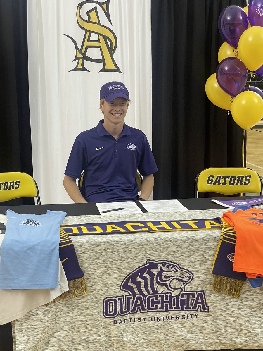 sta_boyssoccer's tweet photo. Congrats again to Dillon ! 🐊💛🖤⚽️ https://t.co/khqd9uCCX6