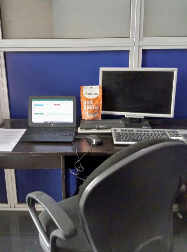 GloryCardy's tweet photo. Day 5
Another productive day at work...Thank God it's friday. I am rolling into the weekend with another pack of my fave fruits &amp; nuts mix.
@ReelFruit
#ReelPhotoChallenge 
#reelfruit https://t.co/Png2sUl0qv