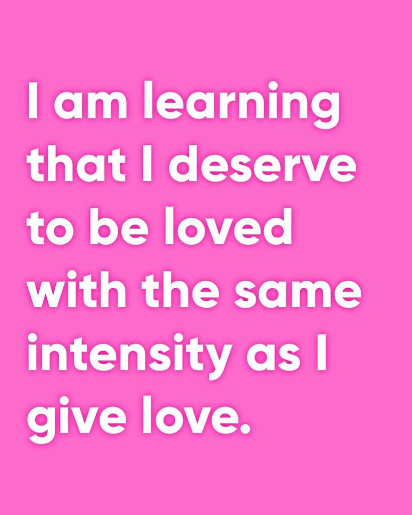 LifeWithCasti's tweet image. Know your worth you freaking rockstar!!! #ÈchaleGanasMija #FairyFamily #LasMerasMeras #LashFairies  #TeamLashFairies #HelloRockstar  #MujeresPoderosas #latinaEmpire #CastiYourFairyLashMother  #FoundingLatinaPresenter  #UsLatina  #CafecitoConCasti  #Casti… instagr.am/p/Cb0JjS8uE-N/