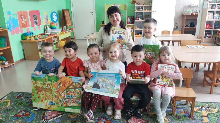Mishina_ES's tweet photo. Сегодня состоялась встреча с зав. библиотекой Кирсановой Е.Р, которая рассказала о неделе детской книги, посвященной 140 летию К.И.Чуковского. Ребята рассмотрели необычные книги-раскладушки и книги "Найди изображения". С интересом прослушали и обсудили произведение "Мойдодыр". https://t.co/HdBxFzI2XR