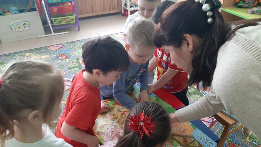 Сегодня состоялась встреча с зав. библиотекой Кирсановой Е.Р, которая рассказала о неделе детской книги, посвященной 140 летию К.И.Чуковского. Ребята рассмотрели необычные книги-раскладушки и книги "Найди изображения". С интересом прослушали и обсудили произведение "Мойдодыр".