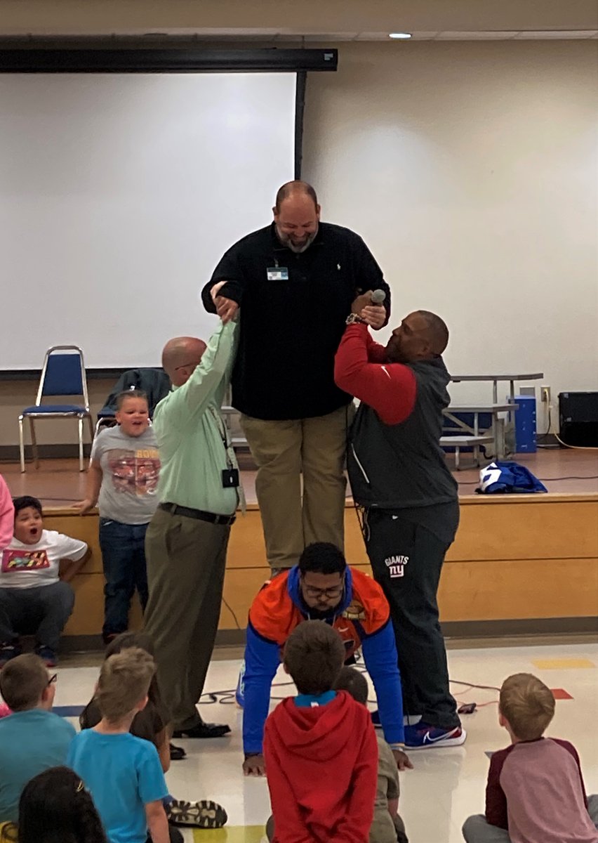 VBSDPointers's tweet photo. Former NFL player Keith Davis continued his District tour this week sharing his inspiring P.U.S.H. (Persevere Until Success Happens) message & giving students the chance to feel like champions!
Read more: https://t.co/mMDGeYijrA
#POINTOutKindness #PointerPride https://t.co/anxRc1bfo2
