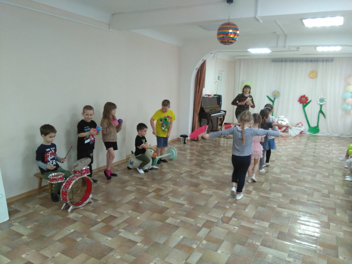 В группах Горлица и Стриж прошёл праздник хорошего настроения. Слушали пьесу "Шутка" И.С. Баха, где солировала флейта.Под музыку И.Дунаевского разыграли цирковое представление, исполнили чарльстон и поиграли в весёлые муз. игры. Фото на память запечатлило отличное настроение!!!