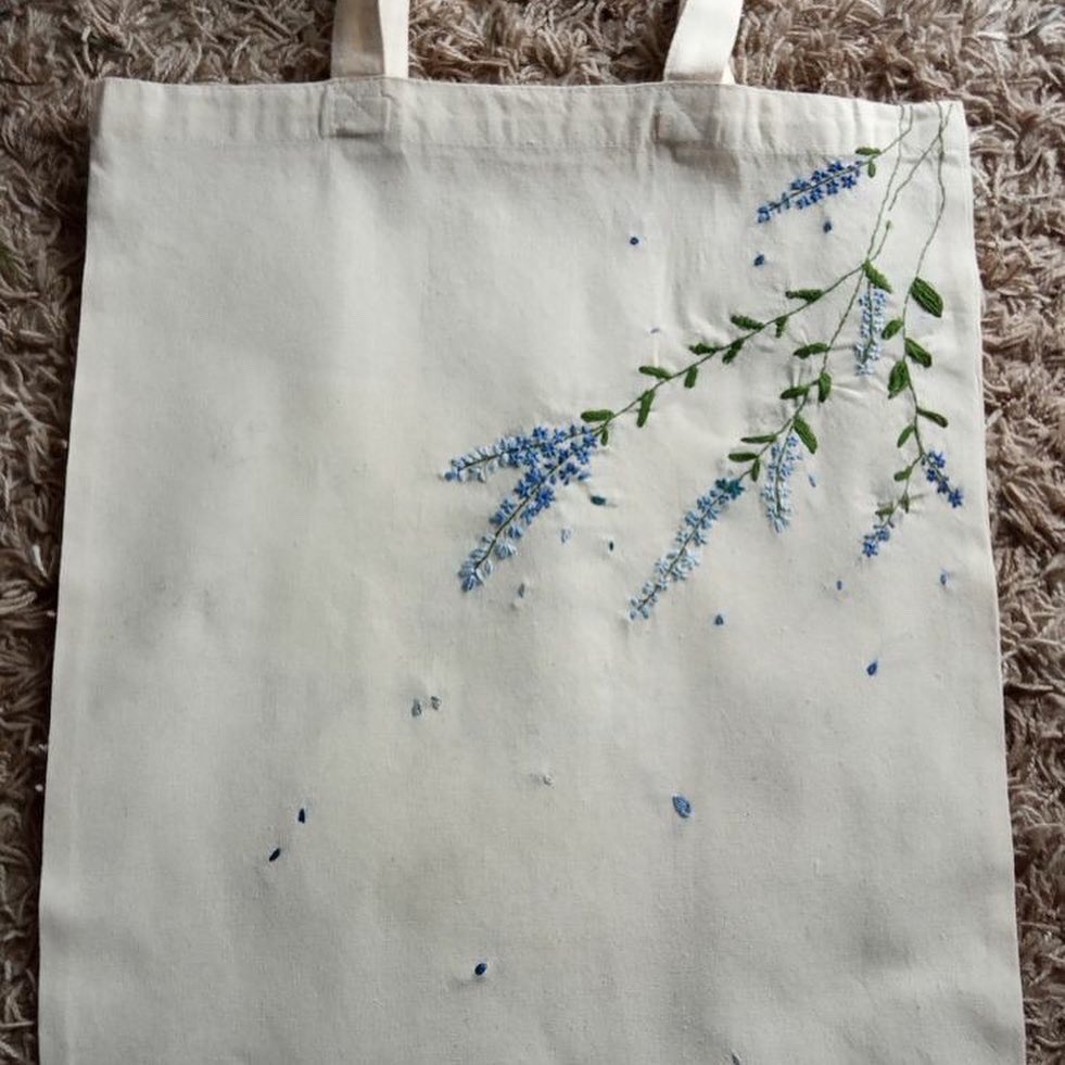 AarunyaNrpt's tweet photo. Want to go #ecofriendly. Order these beautiful pure cotton #hand #painted #handcrafted #cloth bags and make a style statement.
Can be customized as per choice.
Bulk orders welcome
DM for details #clothbags #packaging #giftoptions #giftbags #gogreen #environment https://t.co/p0c8NhVwCj