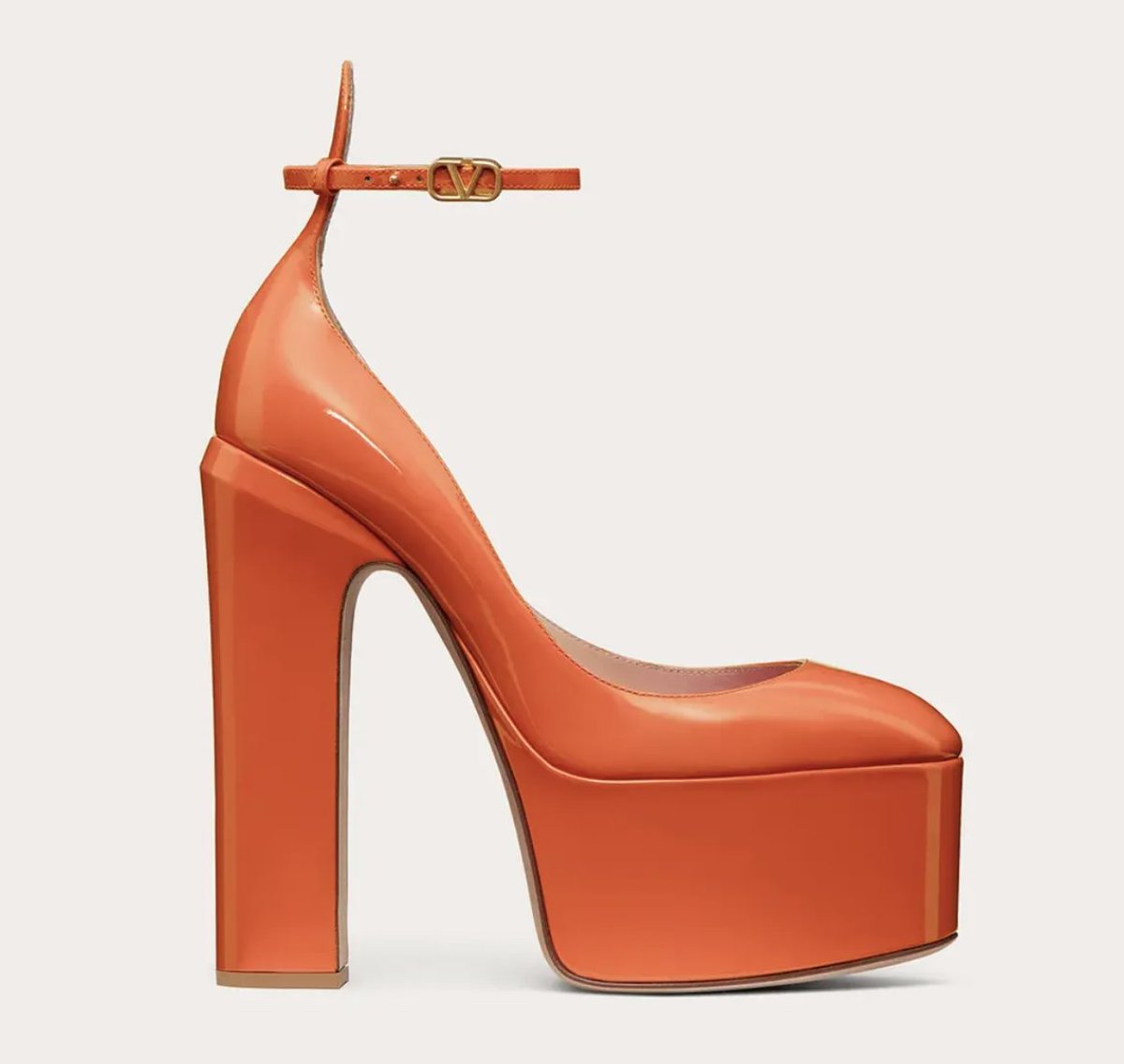 RevistaAlaModa's tweet photo. Una tendencia que vuelve a ser MODA, ¿la usarías?
Estos zapatos de mega plataforma, zapatos ‘disco’ serán parte de la primavera 2022. Este estilo es propio de la década de los 70
¿La usarías? ¿Qué color preferirías?
#Alamoda #ViveAlamoda #Plataformas #ShoeLover https://t.co/to7pM97iXd
