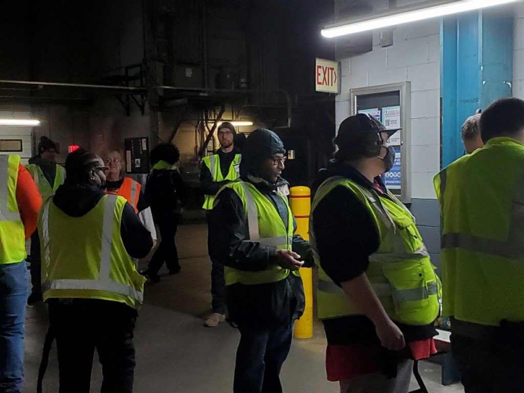 DFW_SunriseRamp's tweet photo. Thank you to Davion and Mike for serving up the dogs on this fantastic frankfurter Friday! CHSP Co-Chair Brenda Martin put together a tasty safety table highlighting dolly awareness ✅💯🎉🔥@DfwUps @UpsDfwTraining @RedRiverUPSers @UPSers https://t.co/er1LADiW5H