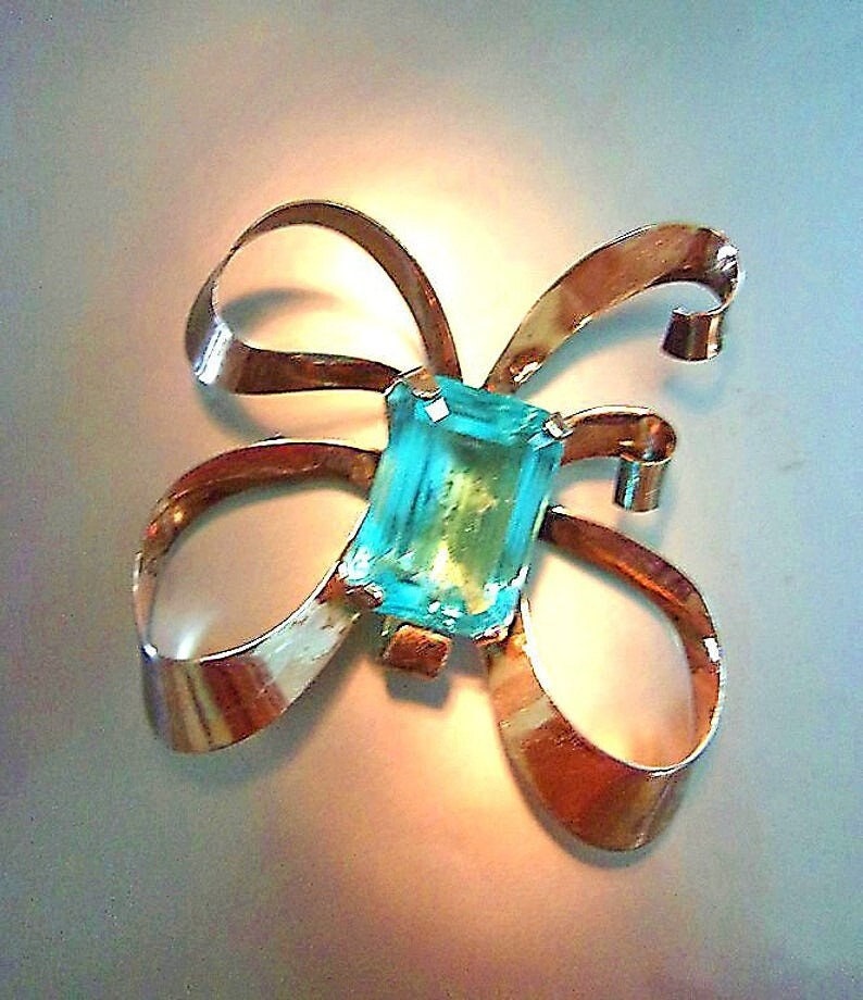renaissancefai's tweet photo. #brooch #vintage #aquaBlue #aqua #glass #ribbon #bow #goldoversilver #vermeil #sterlingSilver #blueglass #925 #ArtDeco #aquaMarine #large #giftForHer https://t.co/GV1EIXNV88