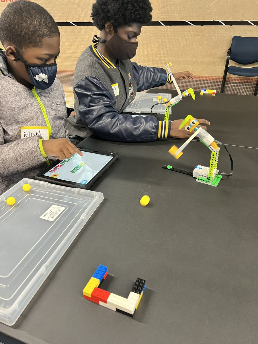 firstteedetroit's tweet photo. Another fun robotics workshop at Durfee Innovation Society with @LifeRemodeled & @JohnMcI23167962! Weβre grateful for the partnership with both organizations to come along side and #buildgamechangers with us! https://t.co/8pVtrN6uMh