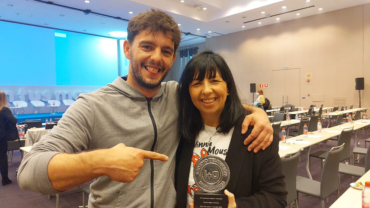 Arena_es's tweet photo. ¡Enormes @valdivia_carolo y @Laura_Riestra que han ganado el premio I+A a la Mejor Ponencia de #AedemoTV2022 por su presentación
“La crisis de la televisión, tiempo de monstruos”! #OrgulloArena #AsíSomosArena https://t.co/5AkIOOOQjp