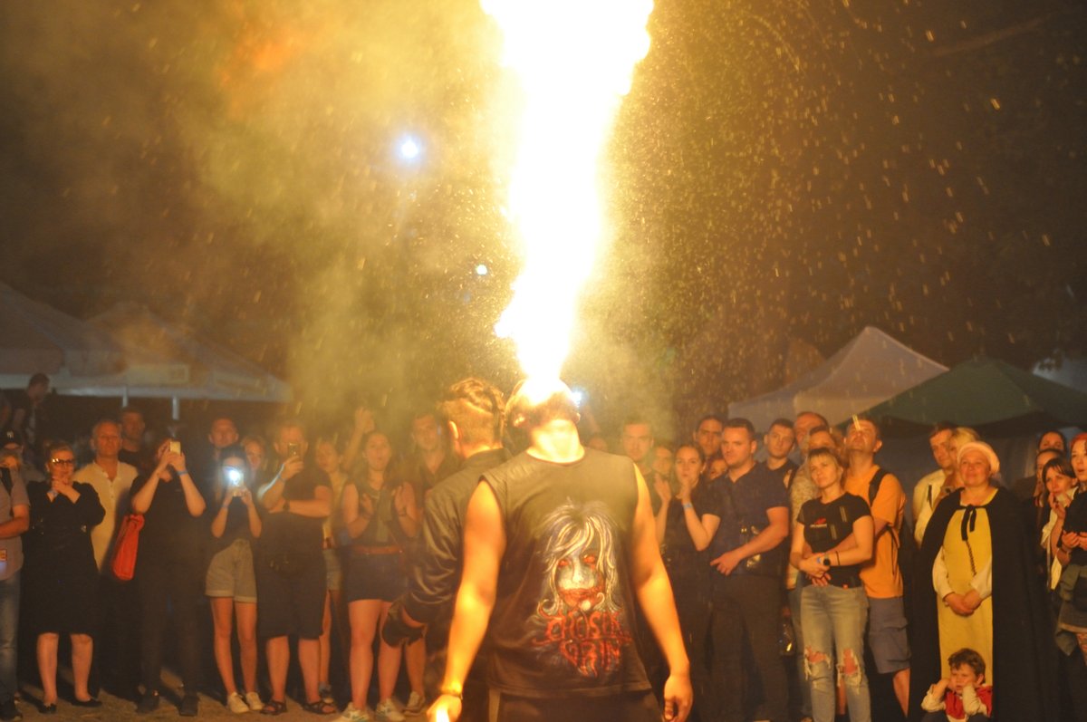 t_mcfreedom's tweet image. Fiery soul. The god of fire takes possession of a man.
What do you think about this #photo ?
#livephoto #livefire #maninfire  #reportage