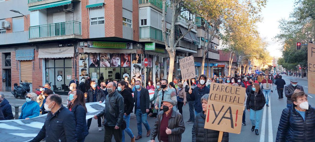NatxoBellido's tweet photo. "Sin lucha vecinal, no habrá #ParqueCentral", canten els centenars de veïns que hui han tornat a eixir al carrer reivindicant #AgendadelTren
I serà més difícil aconseguir-lo quan el #BiPPartito no acudix i torna a "passar" de esta reivindicació històrica d'Alacant
#ParcCentral💚 https://t.co/ABVMvWs5oH