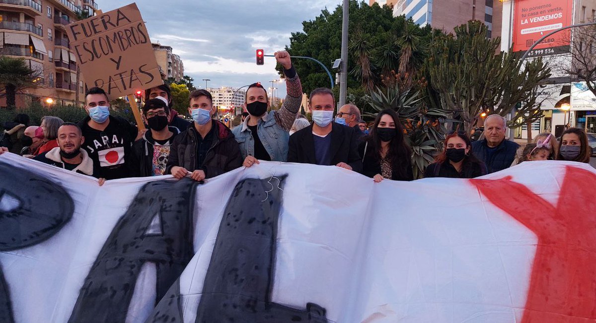 NatxoBellido's tweet photo. "Sin lucha vecinal, no habrá #ParqueCentral", canten els centenars de veïns que hui han tornat a eixir al carrer reivindicant #AgendadelTren
I serà més difícil aconseguir-lo quan el #BiPPartito no acudix i torna a "passar" de esta reivindicació històrica d'Alacant
#ParcCentral💚 https://t.co/ABVMvWs5oH