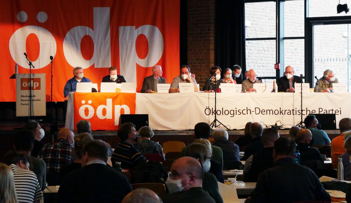 oedp_saar's tweet photo. Der 1. Tag des ÖDP-Bundesparteitags geht gerade zu Ende. Ein vollgepackter Tag mit vielen spannenden Entscheidungen👉z.B. der Forderung nach sofortigem Importverbot für Gas, Kohle und Öl aus Russland oder dass künftig von der ÖDP keine Flugreisekosten mehr erstattet werden. #ÖDP https://t.co/3ioTzwvYiF