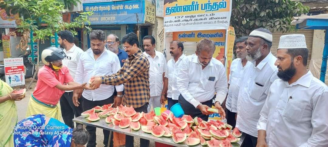 tmmkhqofficial's tweet photo. மனிதநேய மக்கள் கட்சி 14ஆம் ஆண்டு துவக்க விழாவை முன்னிட்டு தென்சென்னை மேற்கு மாவட்டம் விருகம்பாக்கம் பகுதி சார்பாக ஐந்து இடங்களில் தண்ணீர் பந்தல் திறக்கும் நிகழ்ச்சி நடைபெற்றது .

#mmk14 #மமக https://t.co/P903EGdHvk