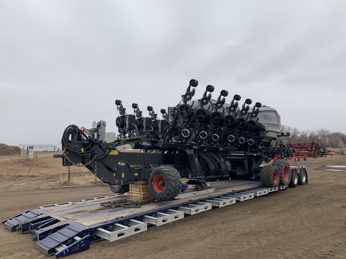 SamMillar_Ag's tweet photo. Good day in 2022 when your planter shows up ready to go with time to spare. #Fendt #PrecisionPlant https://t.co/xHiK0rmdf9