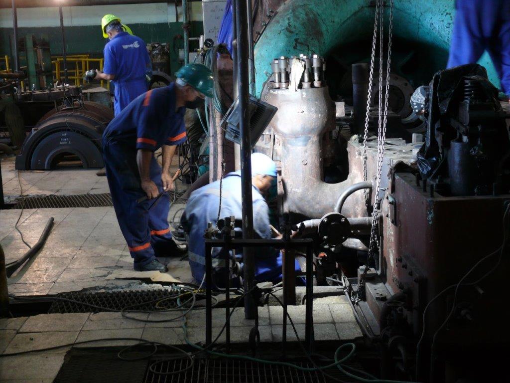 Los trabajadores de la Central Termoeléctrica "Otto Parellada" (Tallapiedra) se encuentran realizando labores de mantenimiento de la turbina.