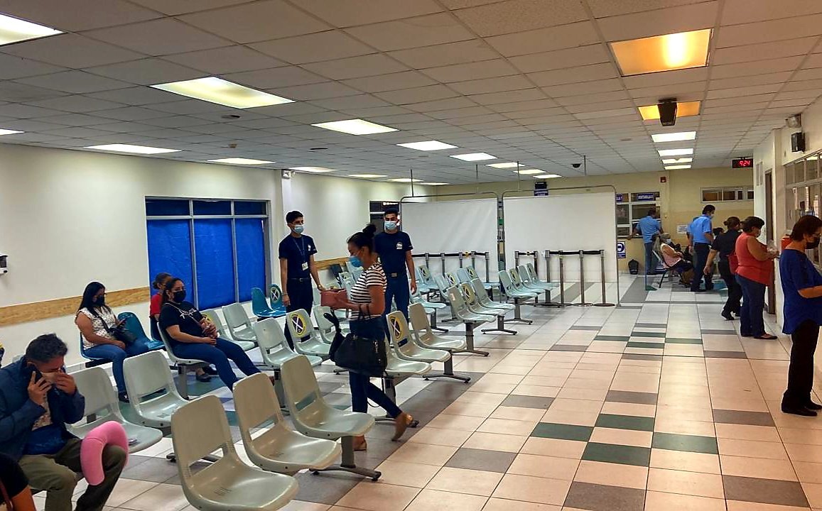 MonicaAyalaGue1's tweet photo. ¡Habilitamos todas las ventanillas de farmacia en el 🏥 Hospital Policlínico Zacamil! Antes los pacientes hacían fila por horas para retirar sus medicamentos. Ahora, hemos reducido el tiempo de espera agilizando el flujo en el centro. ¡Queremos un #NuevoISSS! 👏🇸🇻 https://t.co/z8na3VYOjc