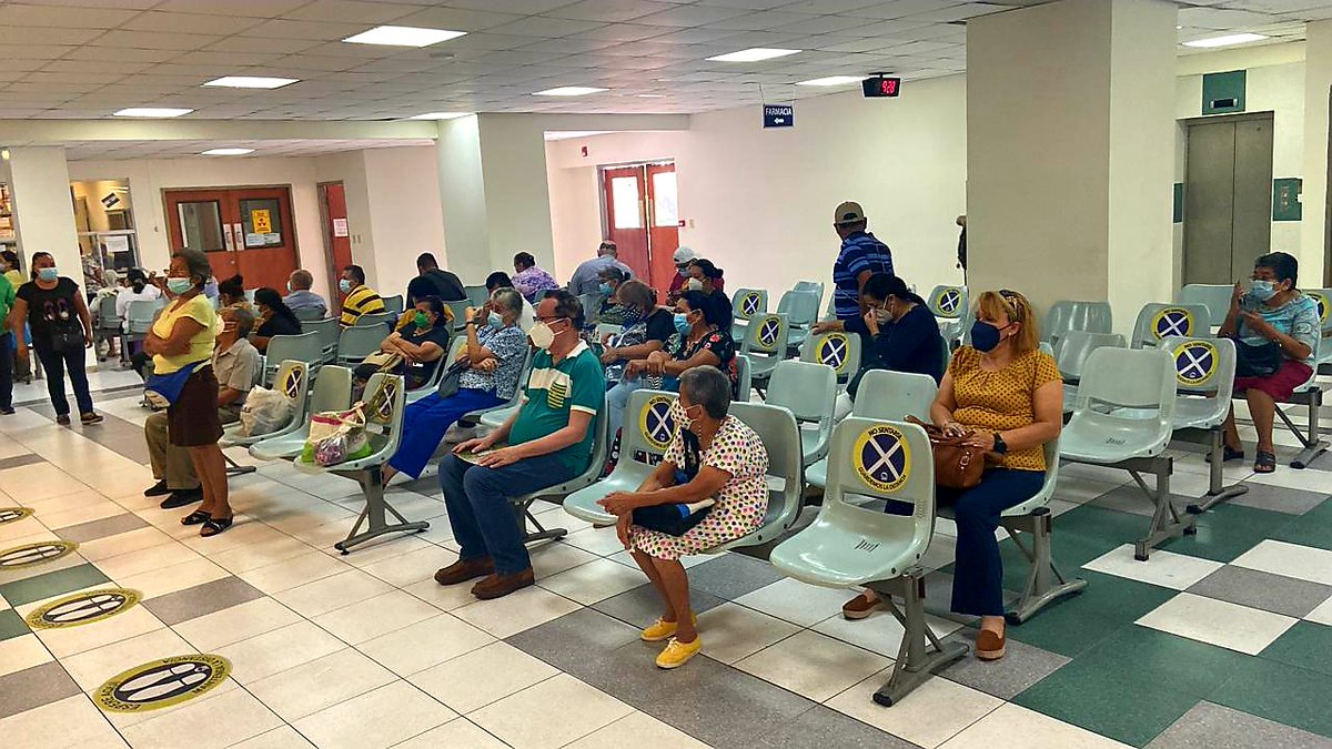 MonicaAyalaGue1's tweet photo. ¡Habilitamos todas las ventanillas de farmacia en el 🏥 Hospital Policlínico Zacamil! Antes los pacientes hacían fila por horas para retirar sus medicamentos. Ahora, hemos reducido el tiempo de espera agilizando el flujo en el centro. ¡Queremos un #NuevoISSS! 👏🇸🇻 https://t.co/z8na3VYOjc
