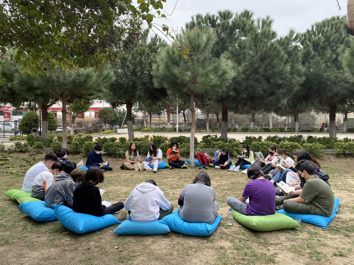 _tugbaogretmen's tweet photo. Kütüphanaler Haftası kapsamında öğrencilerimizle bahçede kitap okuduk. #KitapBenim #UğurluOlmak 💜

@nilcicek @ardaergez @hndnkml @Ece2K https://t.co/uToduNk4gO